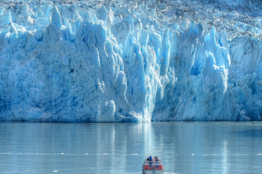 En 1977, un príncipe saudí se llevó de Alaska un iceberg milenario de 2 toneladas para solucionar la crisis mundial del agua. Terminó poniendo hielo a los cubatas