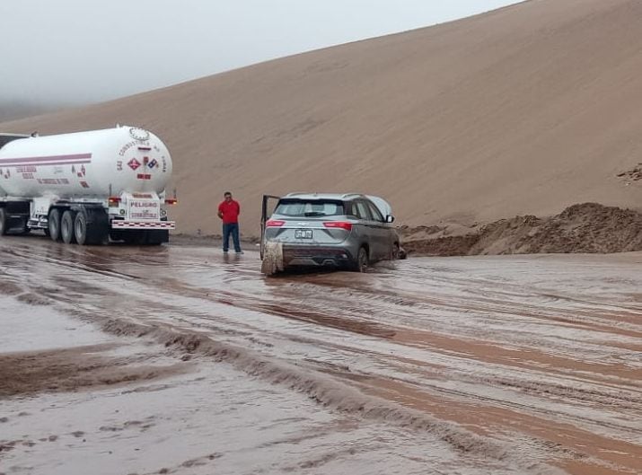 Tacna: Vehículo queda atollado debido a huaico en la carretera Costanera Sur
