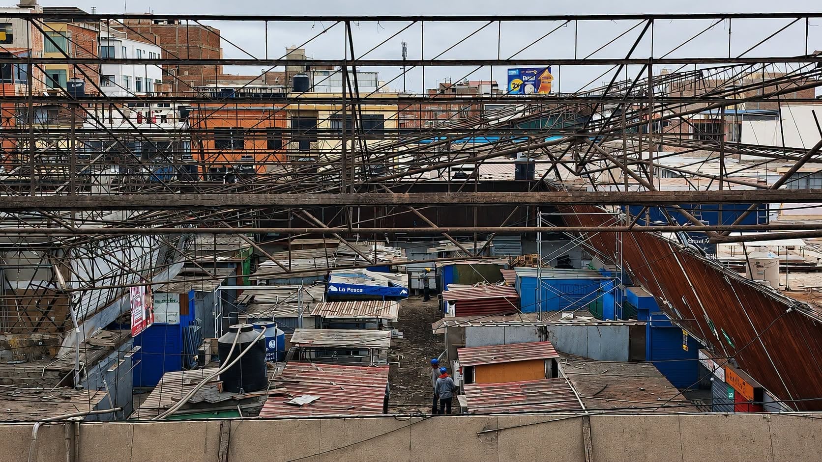 Desmontan viejo techo del Mercado Central de Trujillo