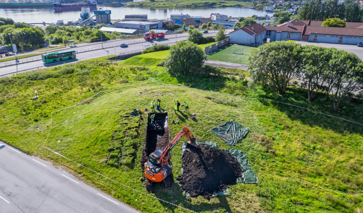 Arqueólogos noruegos reabren un montículo funerario y descubren rastros de un barco vikingo de 15 metros