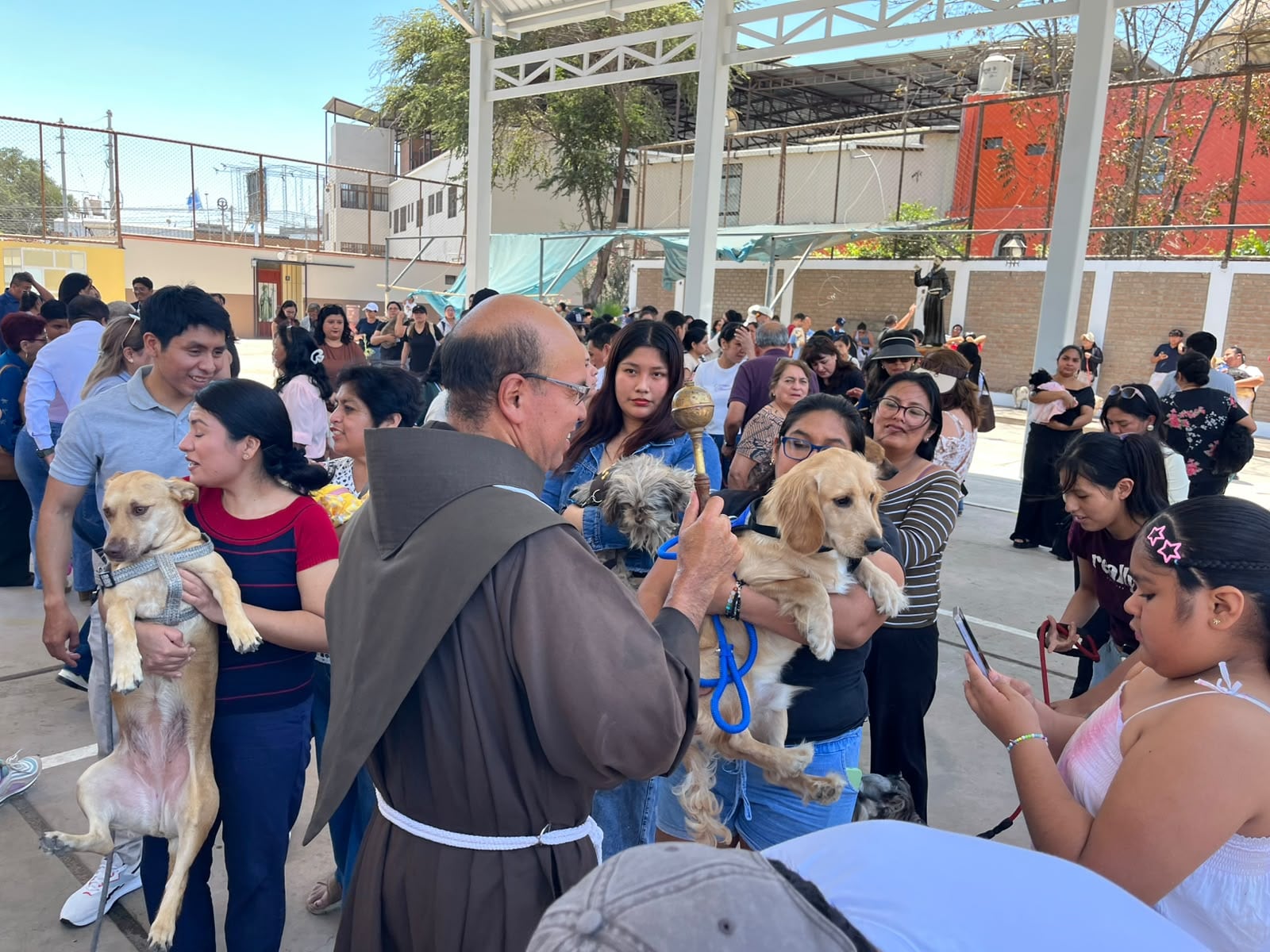 Decenas de mascotas recibieron la tradicional bendición en la provincia de Ica