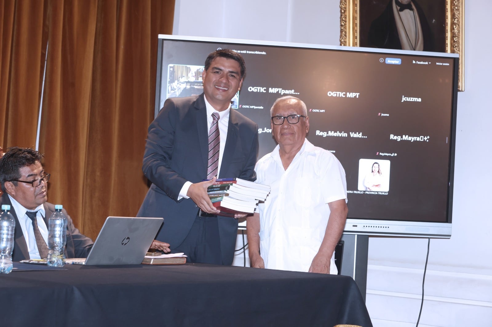 Trujillo: Regidor Juan Namoc dona colección de libros a la Biblioteca Municipal