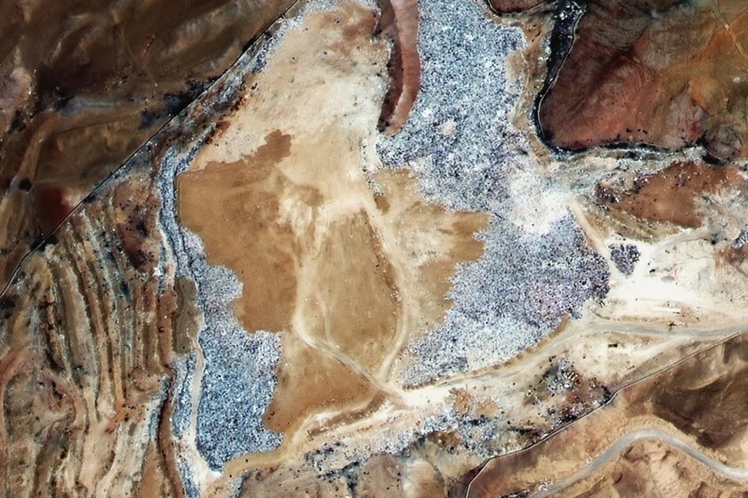 En mitad del desierto de Atacama hay una montaña de 39.000 toneladas de ropa procedente de todo el mundo y visible desde el espacio