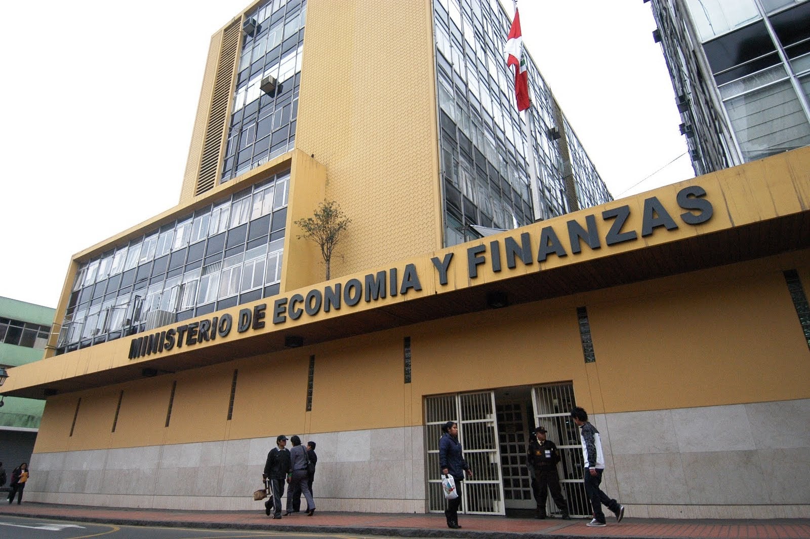 MEF alista política fiscal contracíclica para evitar desaceleración frente a “tres choques”