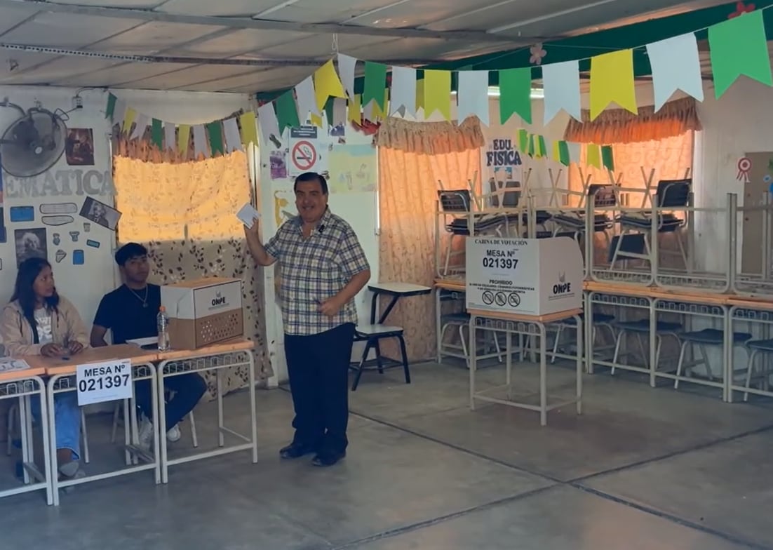 Gobernador regional de Ica, Jorge Hurtado, votó en la institución educativa Fermín Tangüis