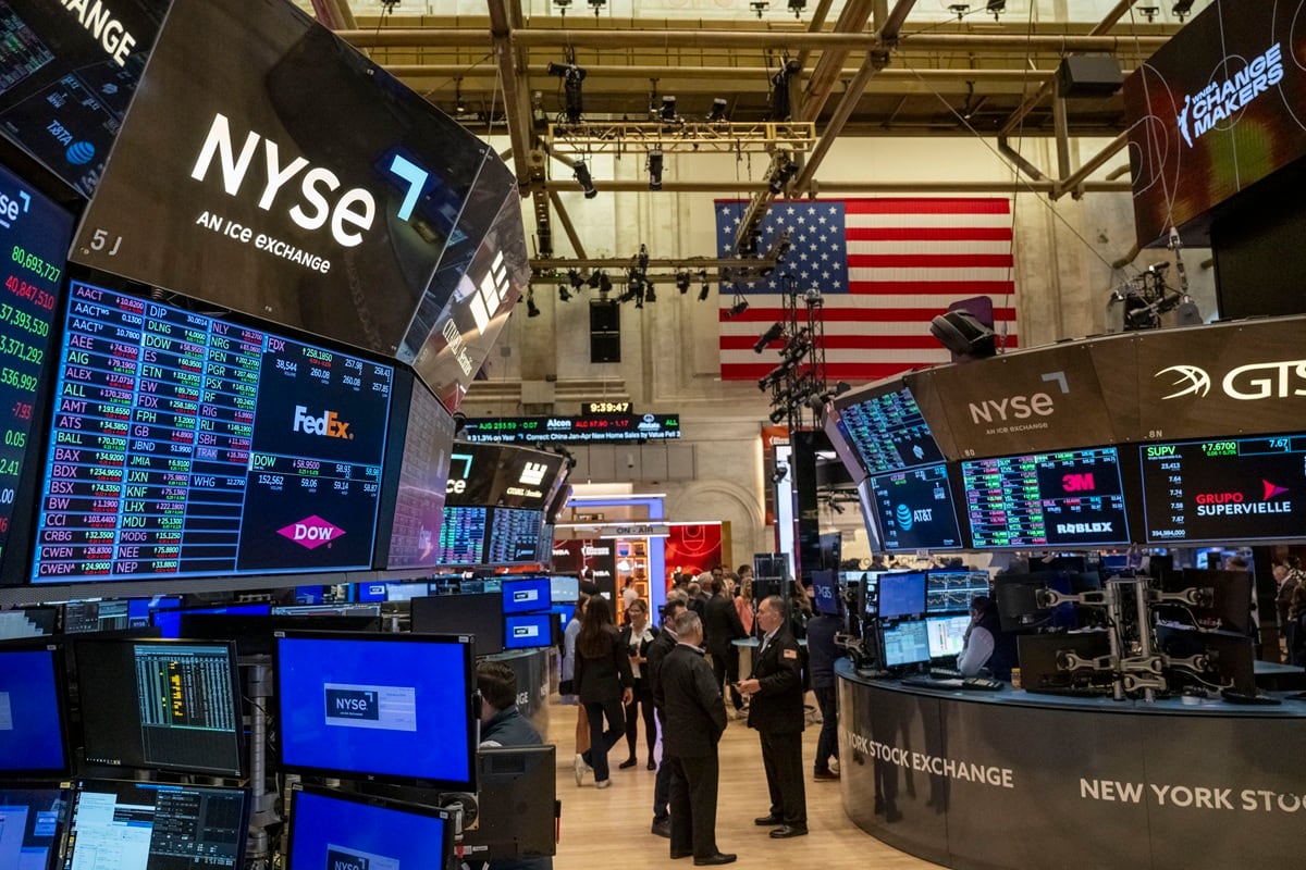 Wall Street cierra en verde, animado por recompra de deuda de EE.UU. y ensayo de Moderna