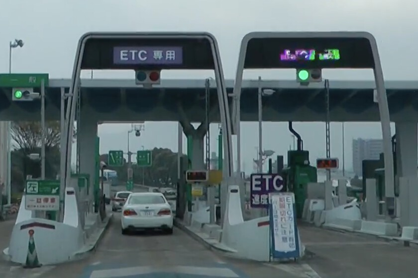El sistema de telepeaje de Japón dejó de funcionar durante 38 horas y muchos conductores hicieron lo que les pareció más lógico: pagar