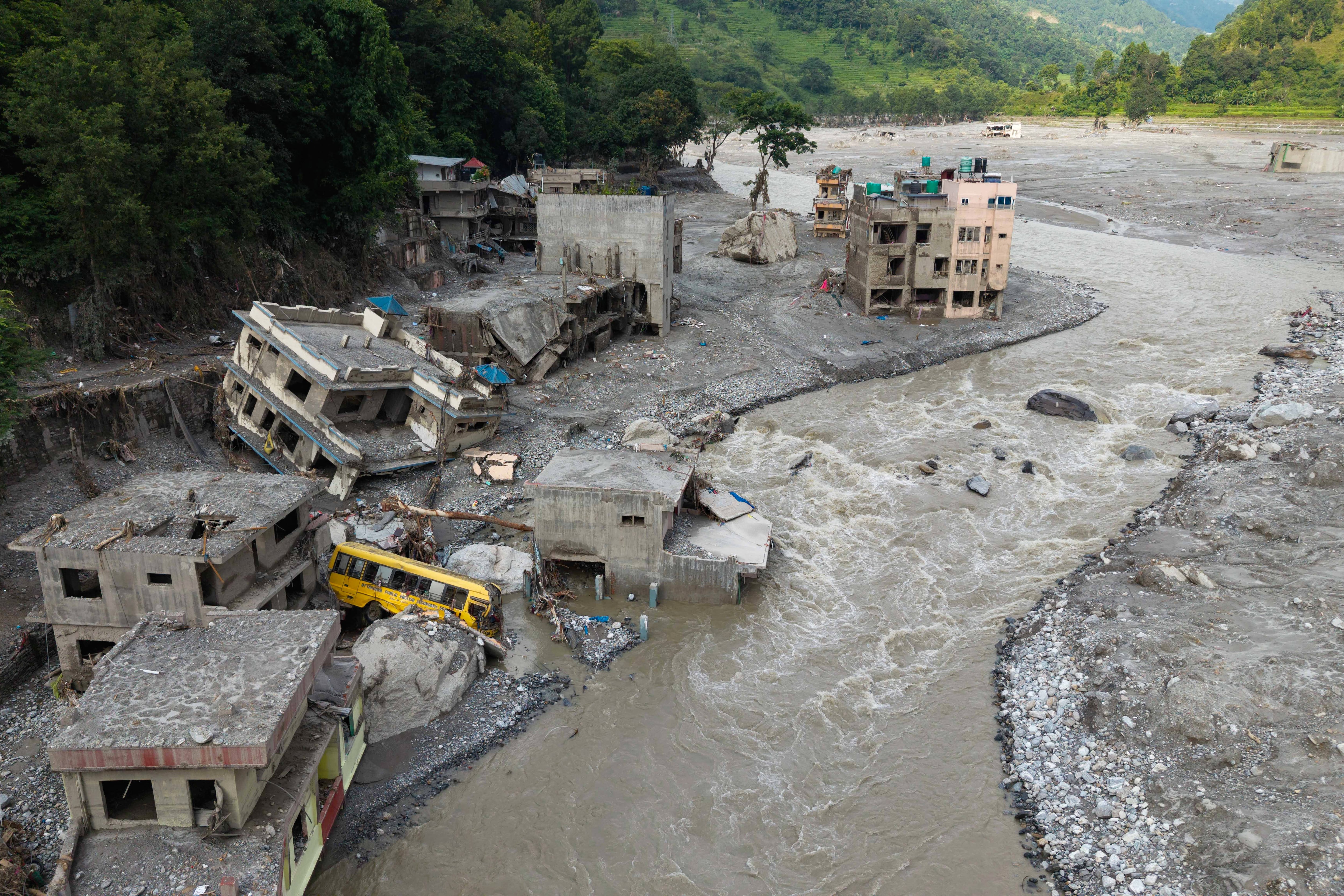 Muertos por avalancha en Nepal y China superan los 750 y sigue búsqueda de más de 3.000 desaparecidos