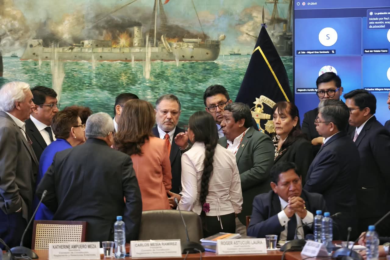 Ausencia de senadores de izquierda y aliados frustra debate y votación de facultades: los entretelones de la sesión