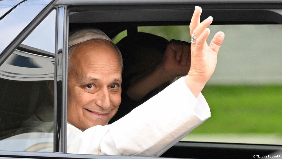 Papa León regresa al Vaticano tras ser operado de cáncer de pulmón