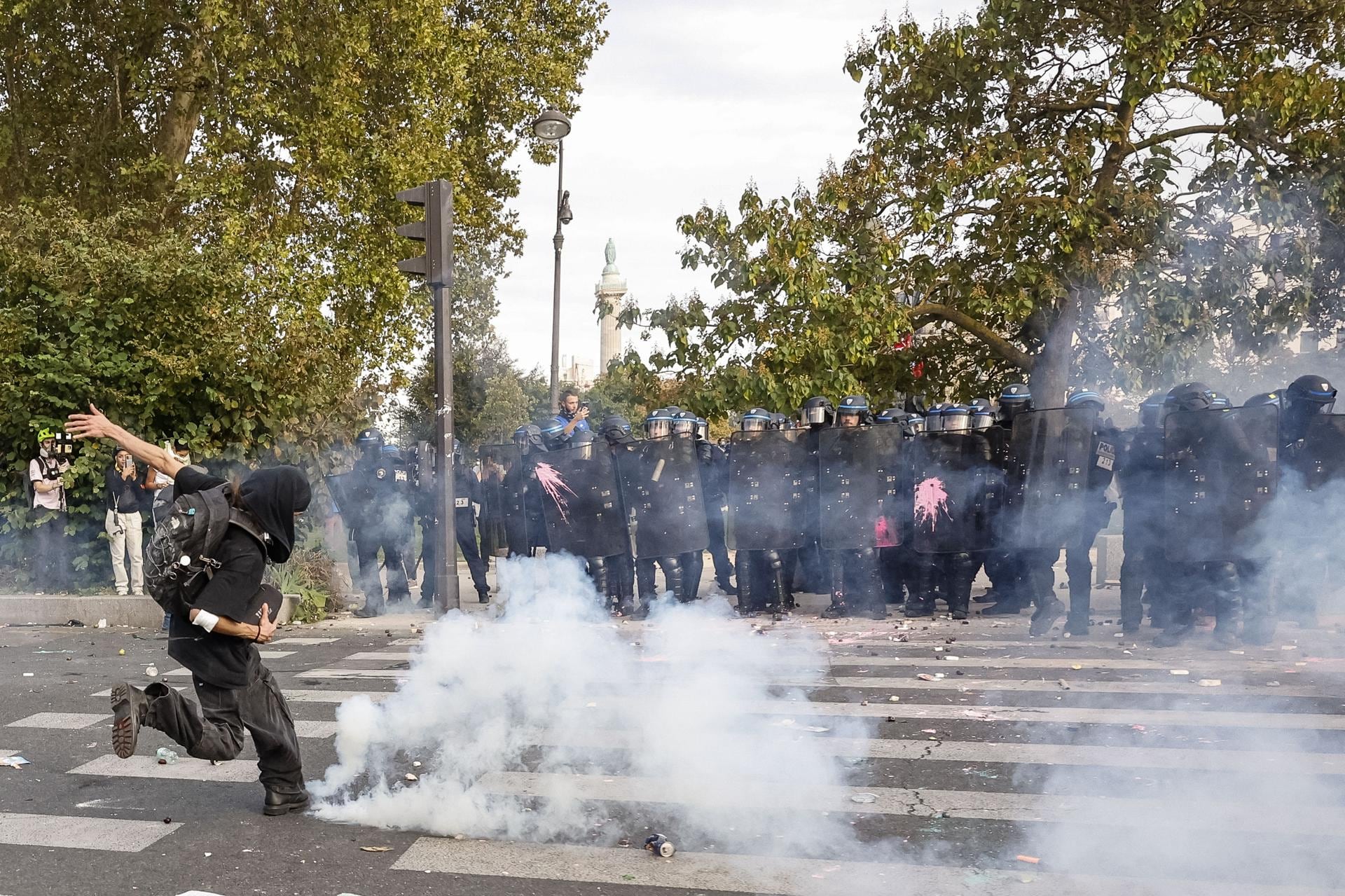 Francia está pagando el precio de décadas de déficits fiscales y crisis políticas