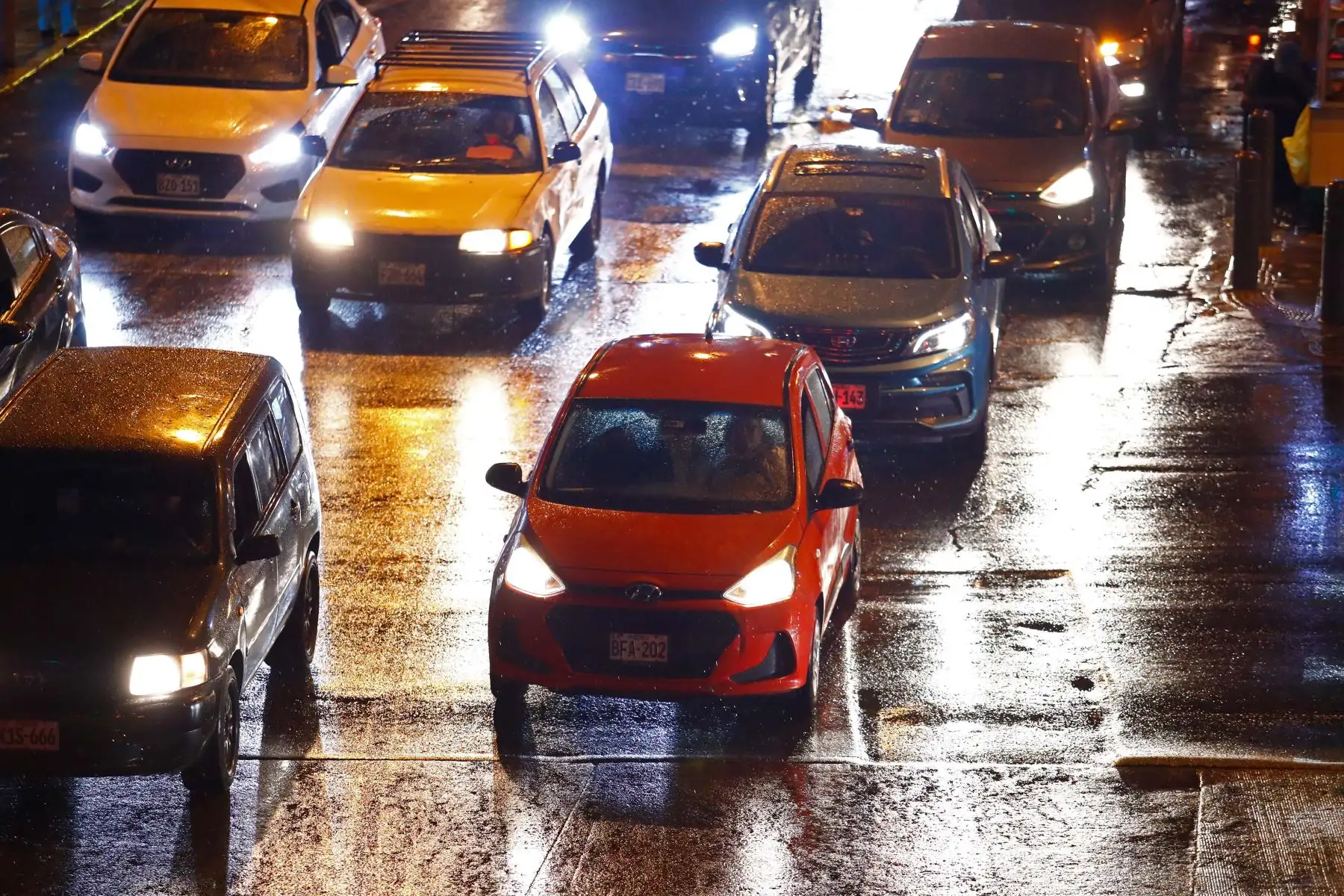 Intensa llovizna en diversos distritos de la capital sorprende a limeños