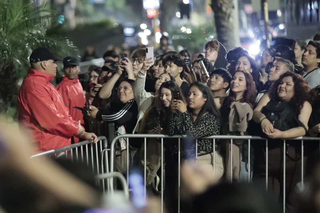 BTS llegó a Lima: Fans esperan afuera del hotel para ver al grupo pese a pedido de respetar su privacidad