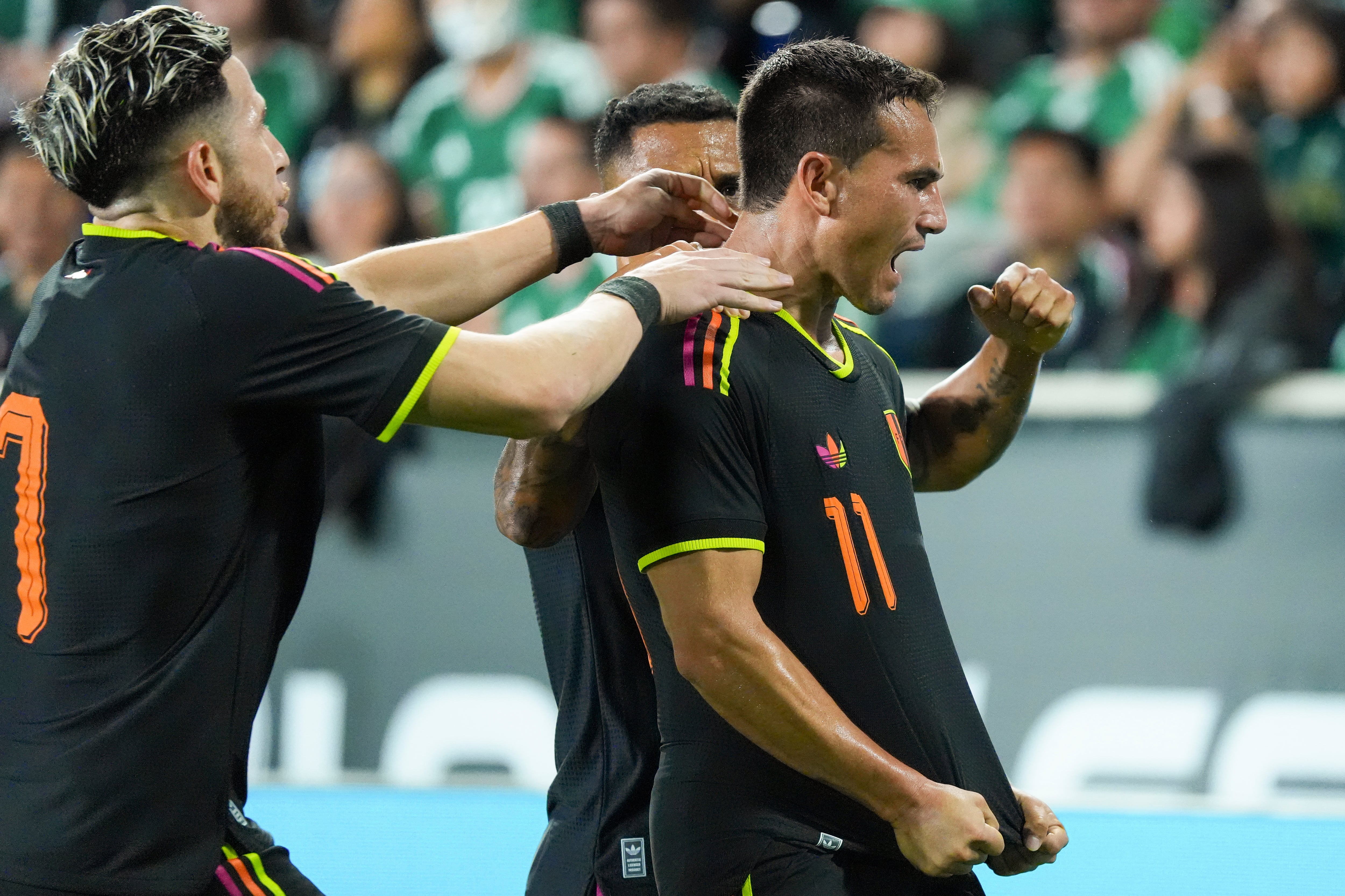Jairo Vélez anota el primer con gran definición en el duelo Perú - México |VIDEO