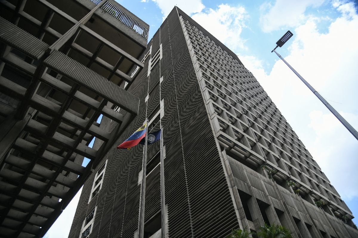 Venezuela restringe liquidez bancaria para apuntalar al bolívar