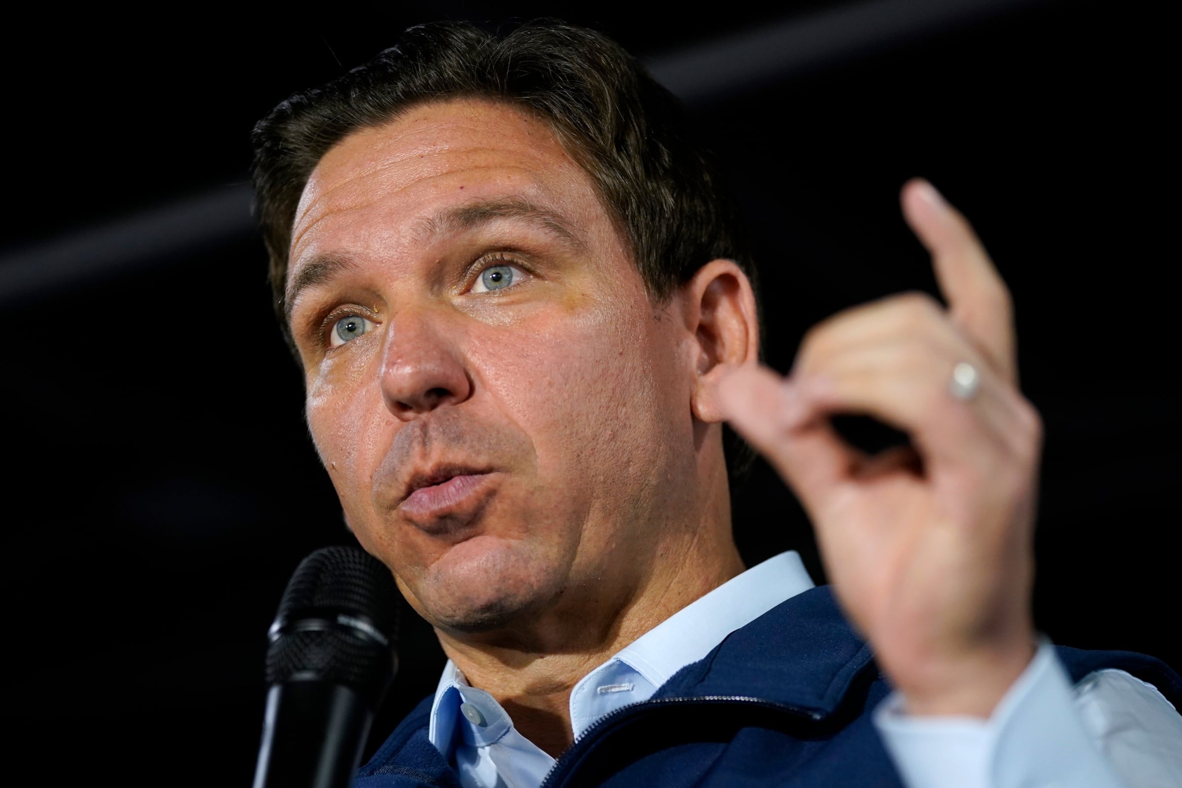 Ron DeSantis aprobó la nueva ley de Florida que permitirá considerar las publicaciones en redes al identificar a miembros de bandas criminales
