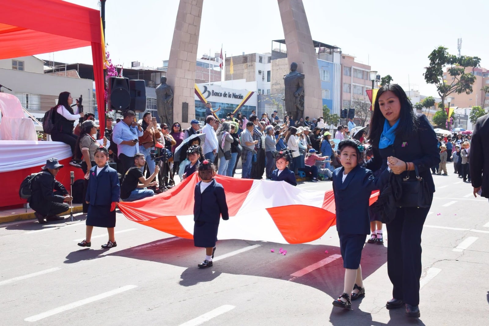 Menores expresan profundo amor a Tacna en tradicional Ofrenda de la Niñez