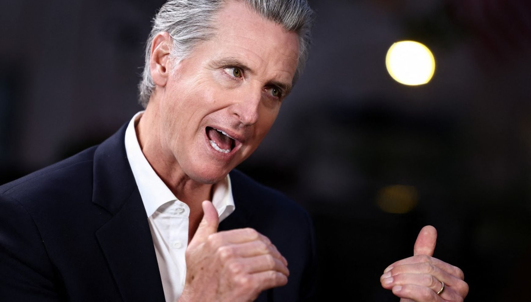 Newsom firma ley para que ICE no use guantes eléctricos en California: lo que establece la AB 2760