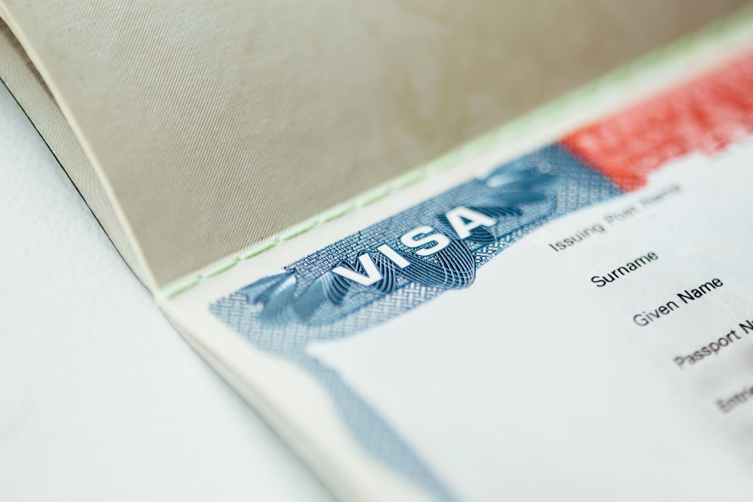 Estados Unidos planea retirar miles de visas de trabajo o negocios a solicitantes de asilo