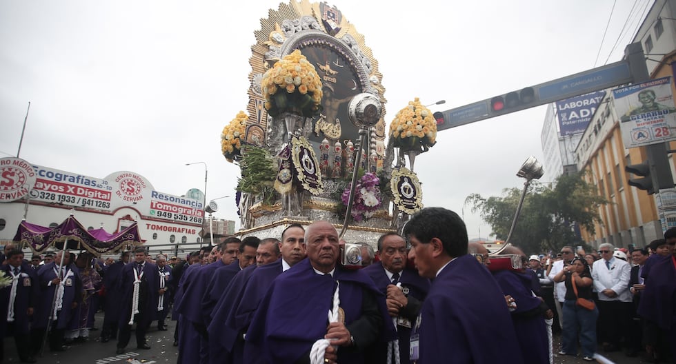 Señor de los Milagros realiza su tercera salida y congrega a miles de fieles en el Cercado de Lima (FOTOS)