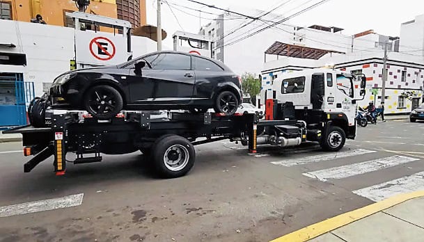Grúas retirarán vehículos de zonas prohibidas en Trujillo