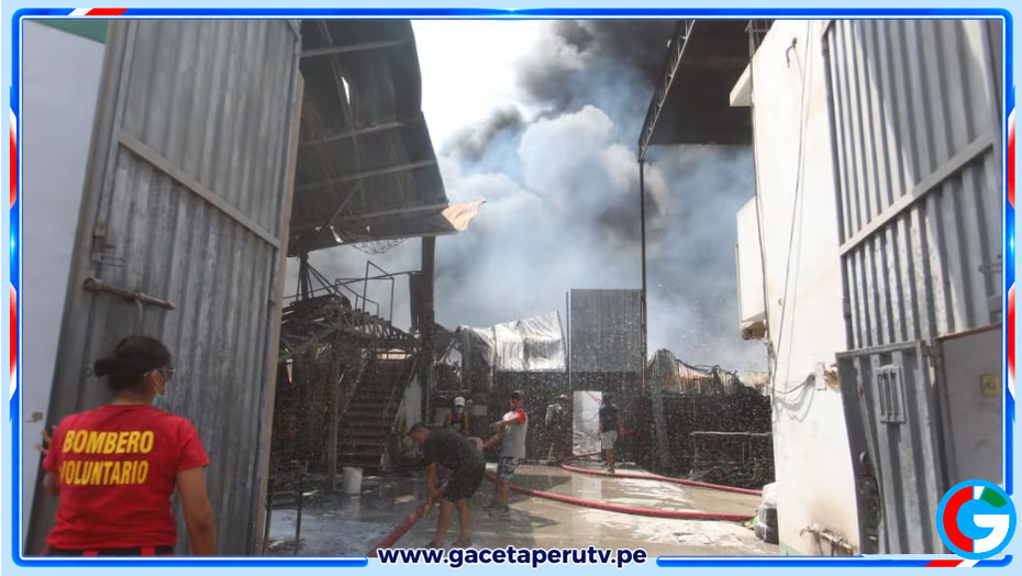 Fábrica de plásticos arde en Puente Piedra