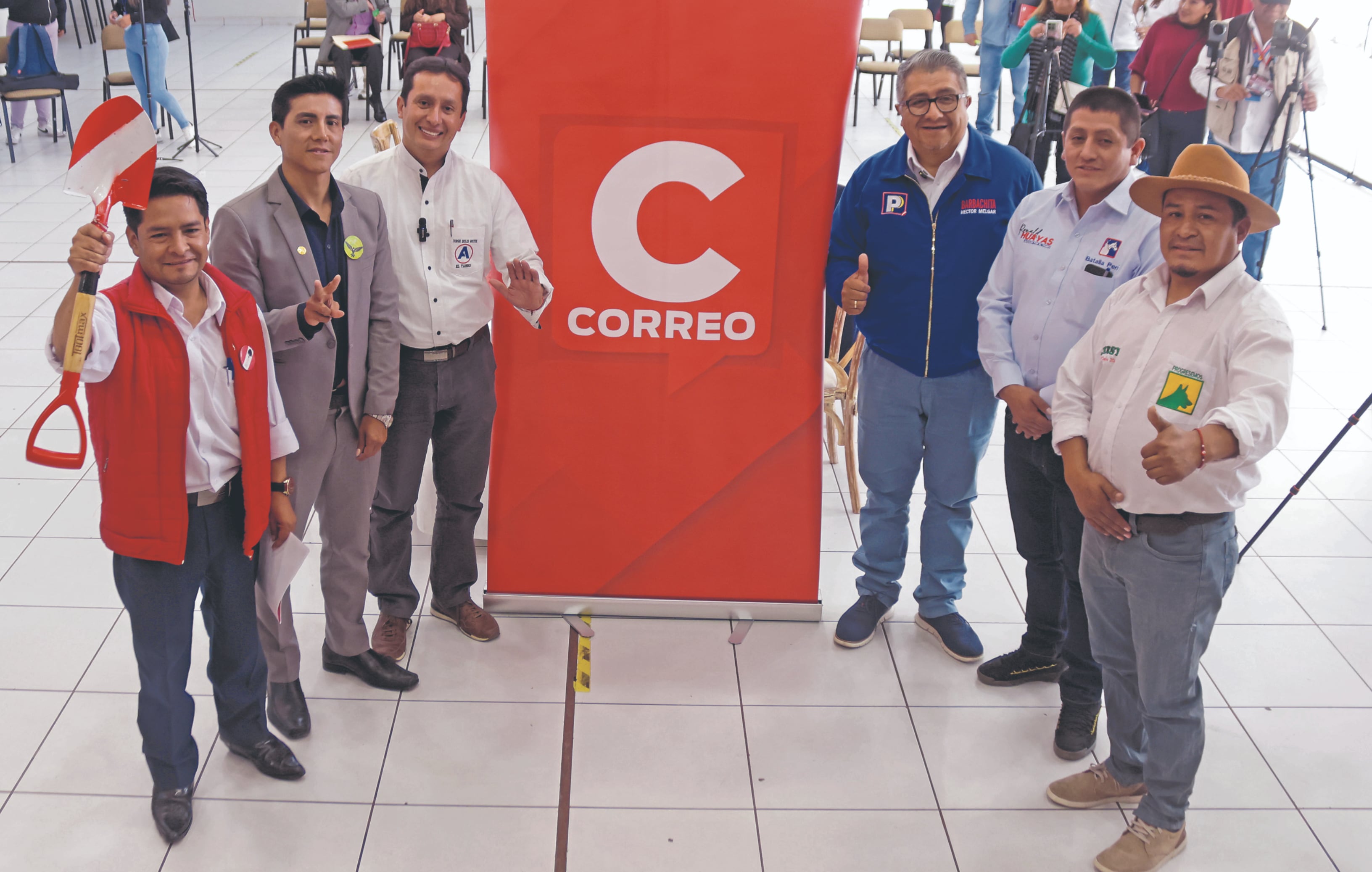 Promesas y pullas, mira aquí lo que fue el debate de candidatos al distrito de El Tambo  (VIDEO)