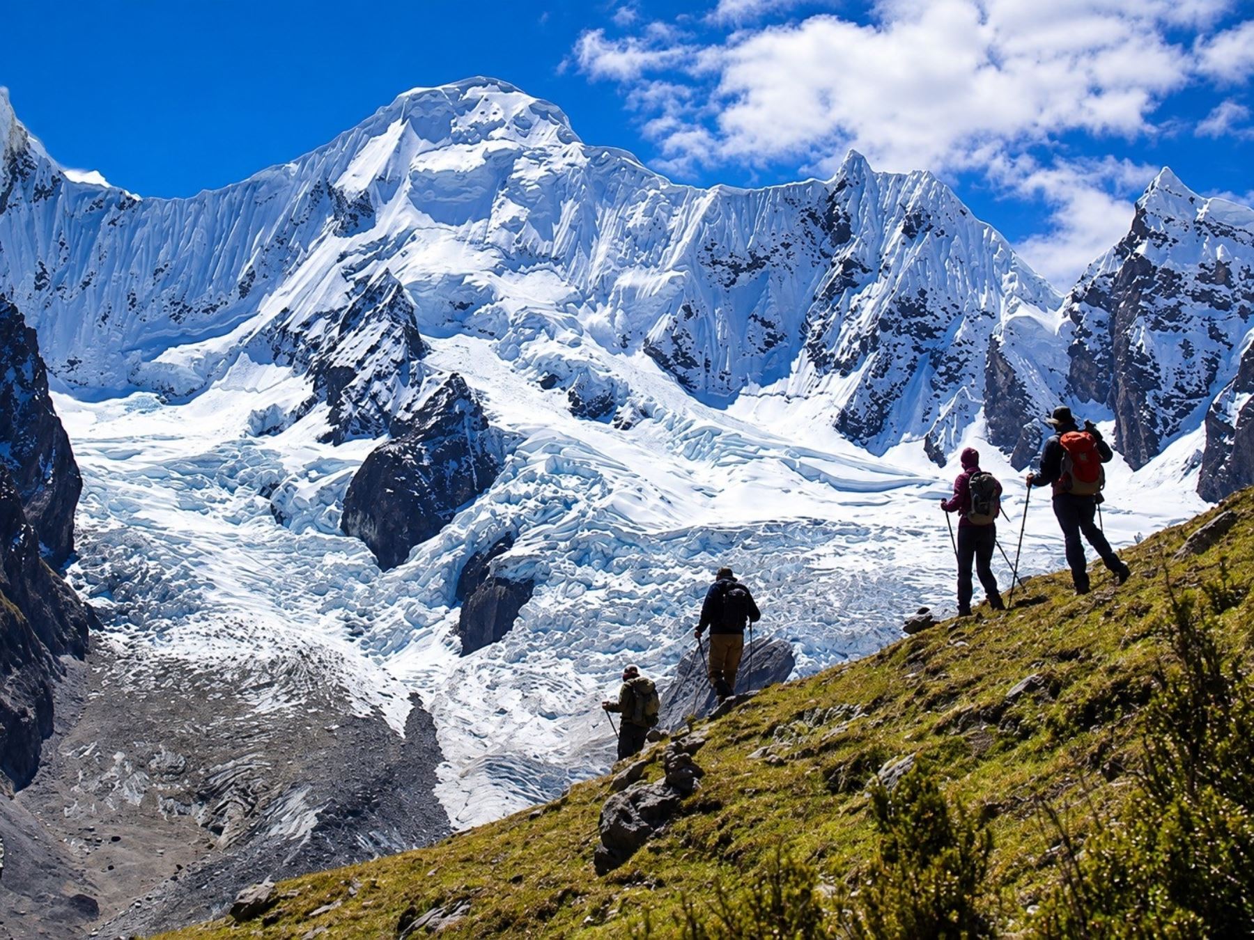 PNP auxilia a turista canadiense tras sufrir problemas de salud en la Cordillera Huayhuash