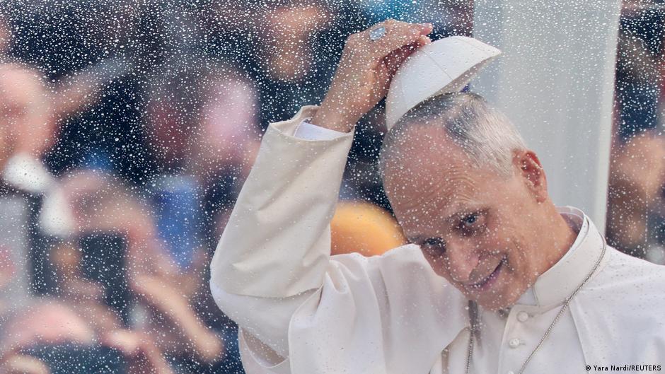 Papa León XIV retoma audiencias, sube al papamóvil, saluda a los fieles bajo la lluvia y mantiene el viaje a Sudamérica tras su operación