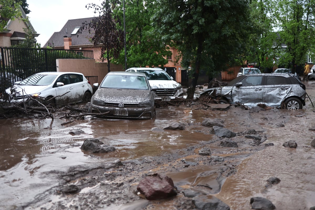 Fuerte aluvión arrastra vehículos en un exclusivo sector de Santiago de Chile