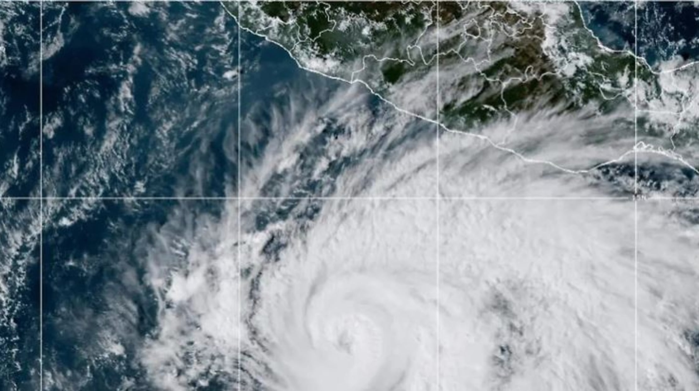 Huracán Vance de categoría 1 prende alertas por pronóstico de lluvias muy fuertes y oleaje elevado en 4 estados de México