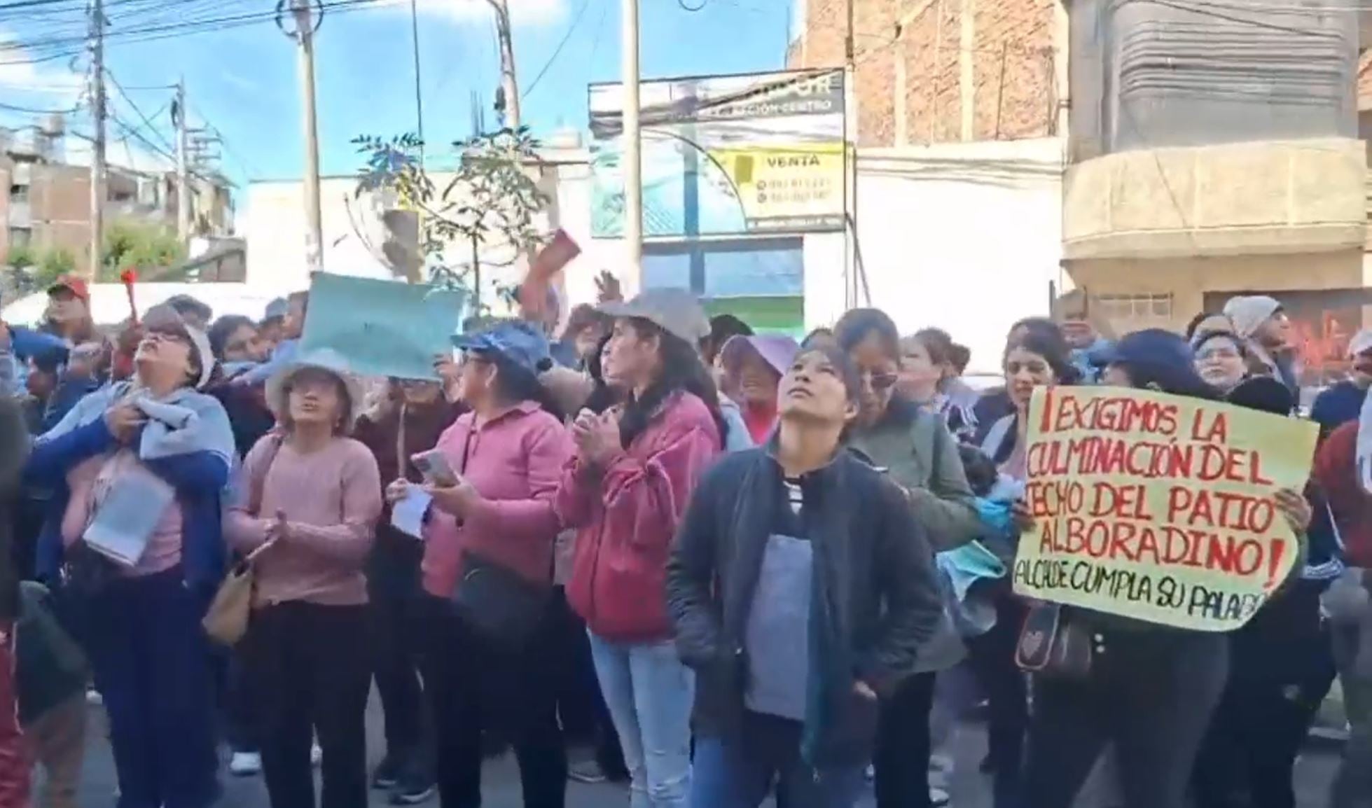 El Tambo: padres protestan por paralización de techado en colegio La Alborada