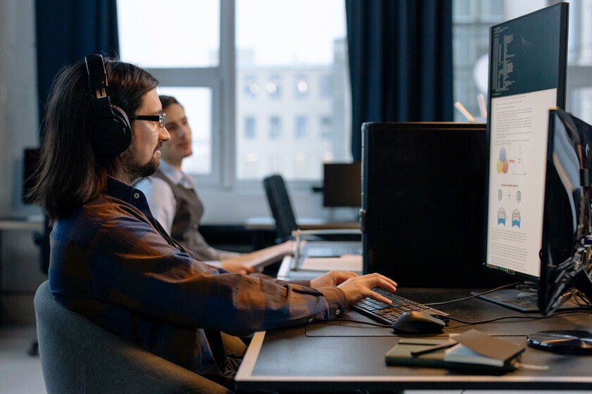 La IA ya empieza a dejar huella en el paro español. Los más expuestos: programadores y diseñadores