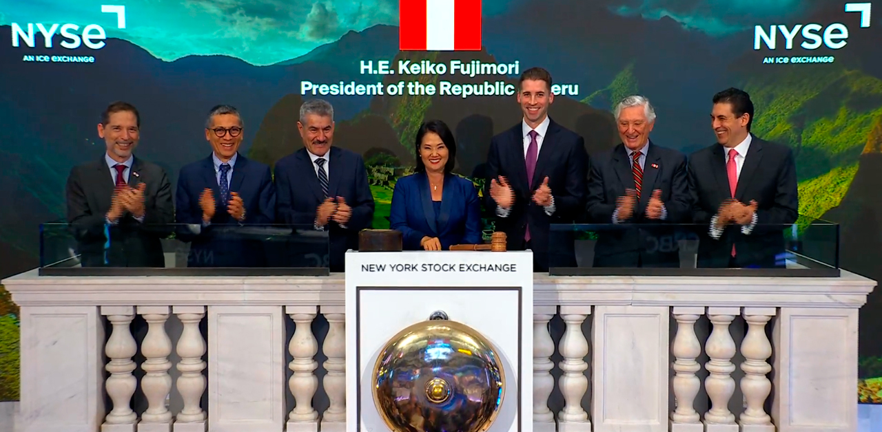 Presidenta Keiko Fujimori realiza tradicional toque de campana de cierre en la Bolsa de Valores de Nueva York