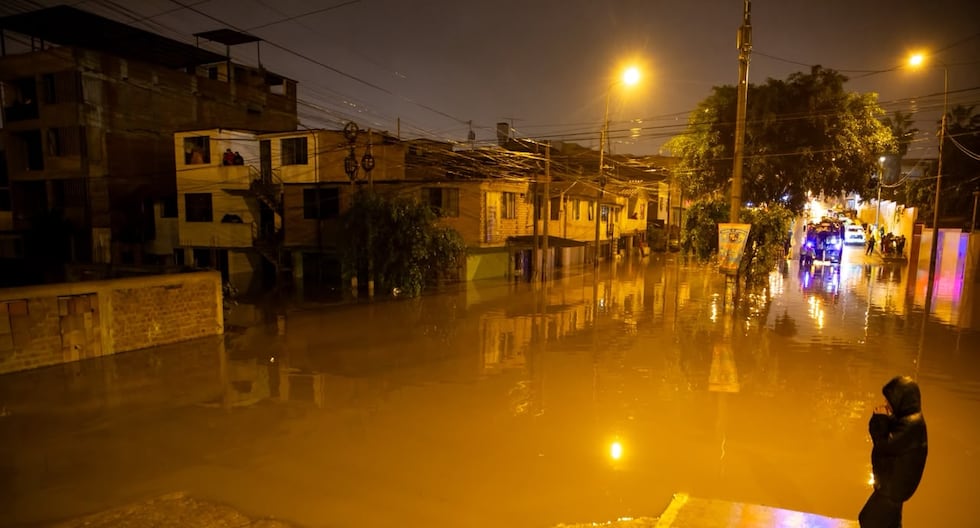 Fuertes lluvias provocan inundaciones en calles de Villa El Salvador (FOTOS)