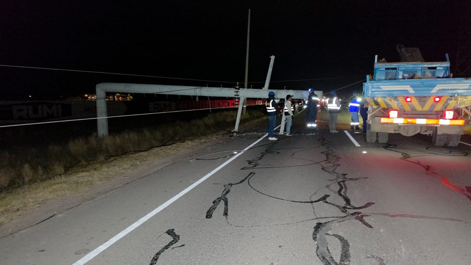 Fuertes vientos derriban postes y afectan vehículos en la vía Juliaca-Puno