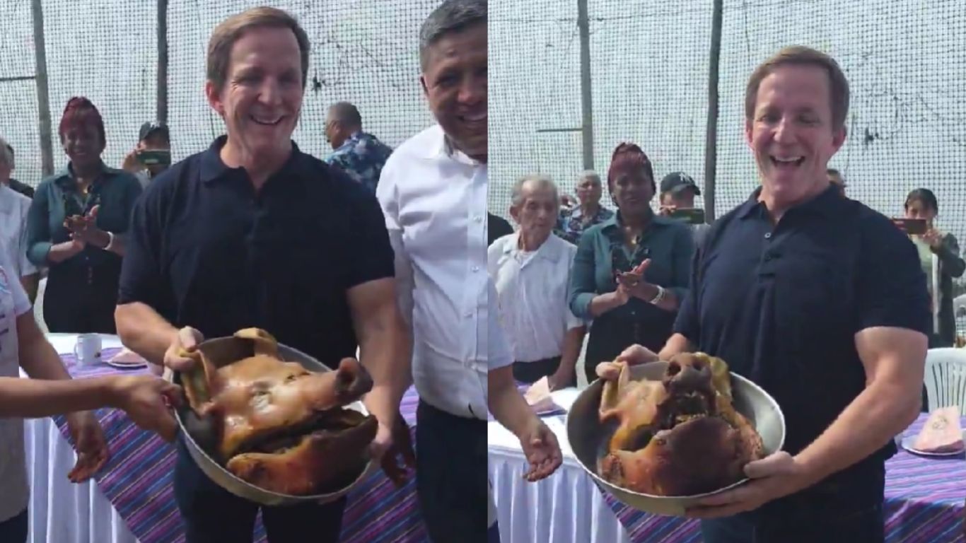 “Hoy nos lo comemos”: Francis Allison recibe una cabeza de cerdo durante desayuno electoral en VMT