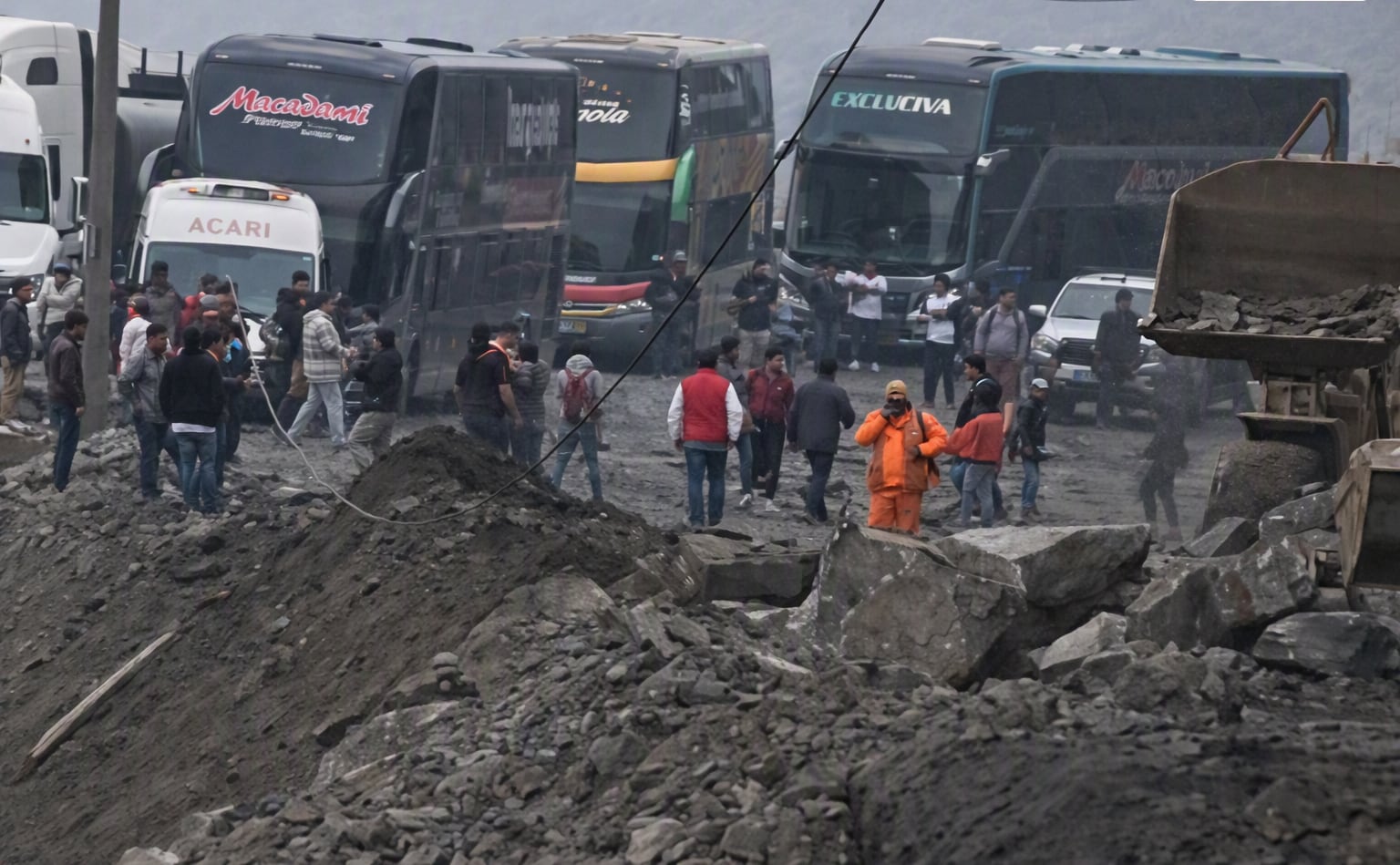 Derrumbe en la Panamericana Sur: Pasajeros ayudan a limpiar vía en Atico-Ocoña