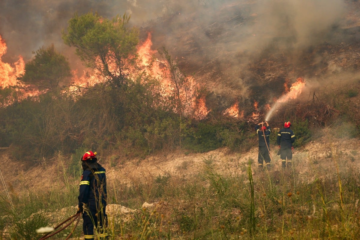 Incendio forestal destruye viviendas y obliga a evacuar residentes en Inglaterra