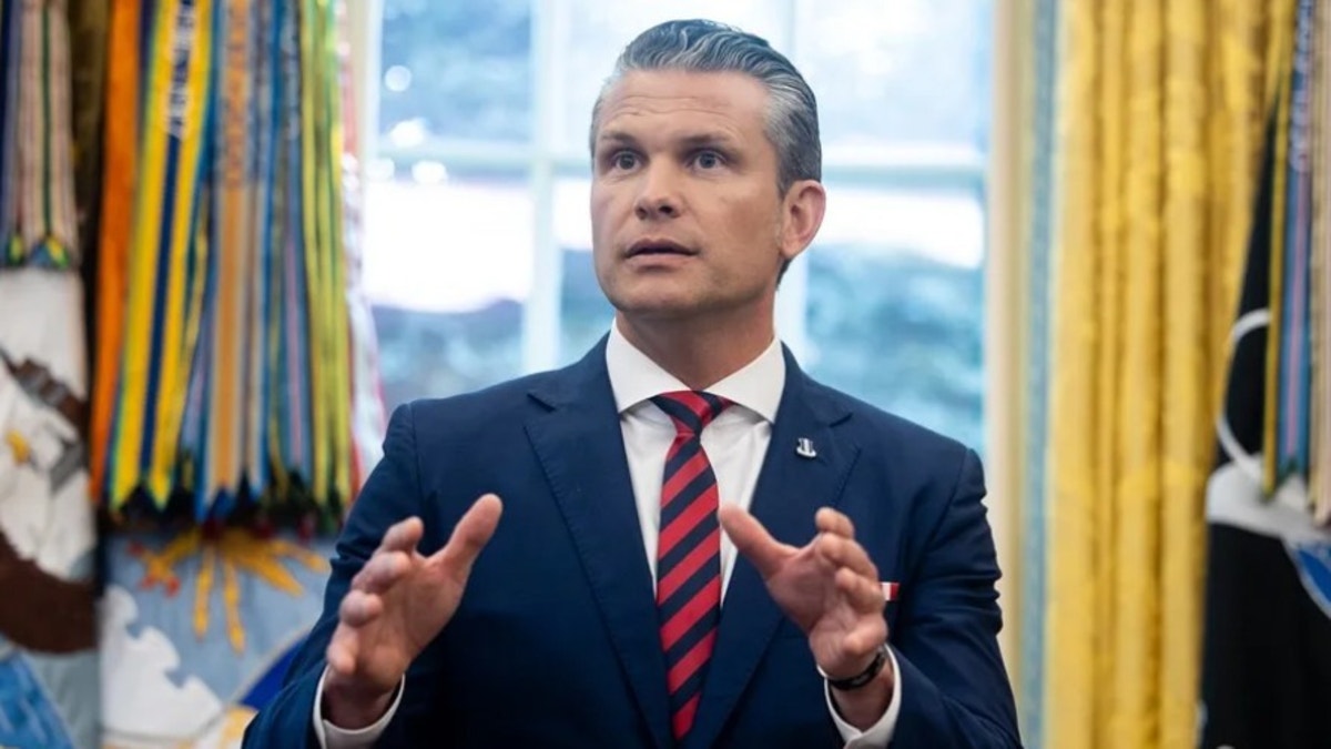 Jefe del Pentágono: "De ninguna manera descartamos el uso de ataques en el estrecho de Ormuz"