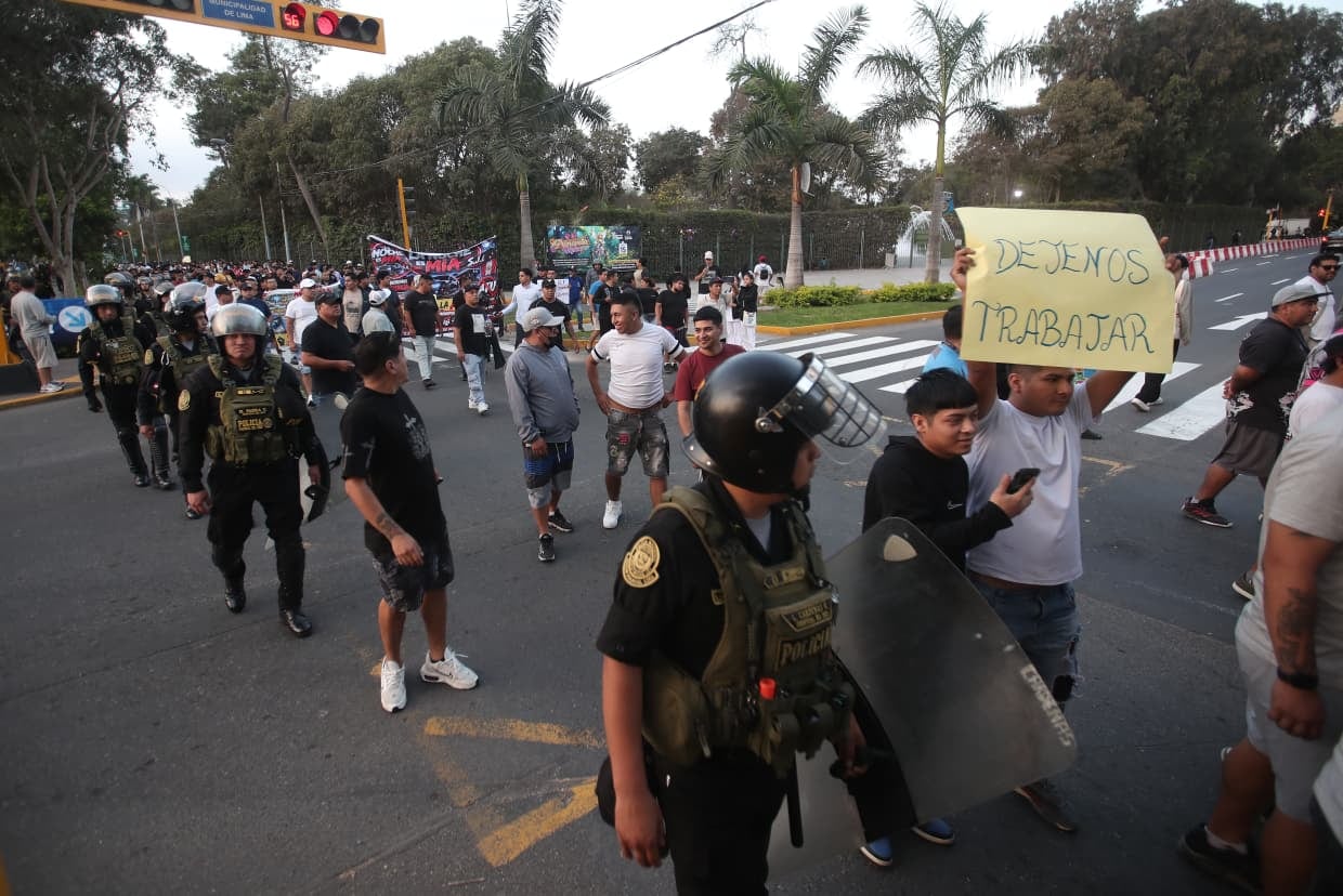 Colectiveros realizan protesta en la avenida Arequipa contra carril exclusivo del Corredor Azul