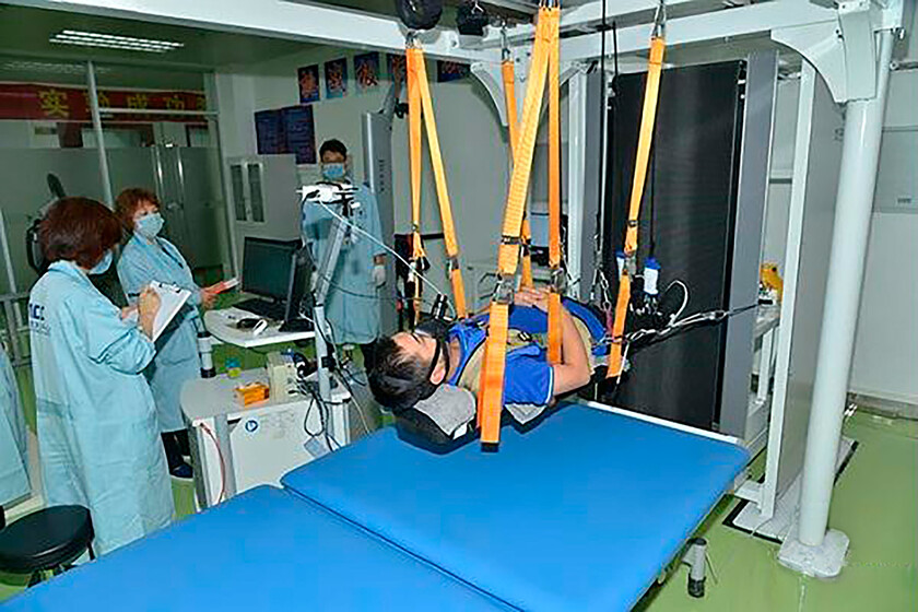 China está preparando su llegada a la Luna de una forma peculiar: hasta 30 días comiendo, durmiendo y aseándose sin levantarse