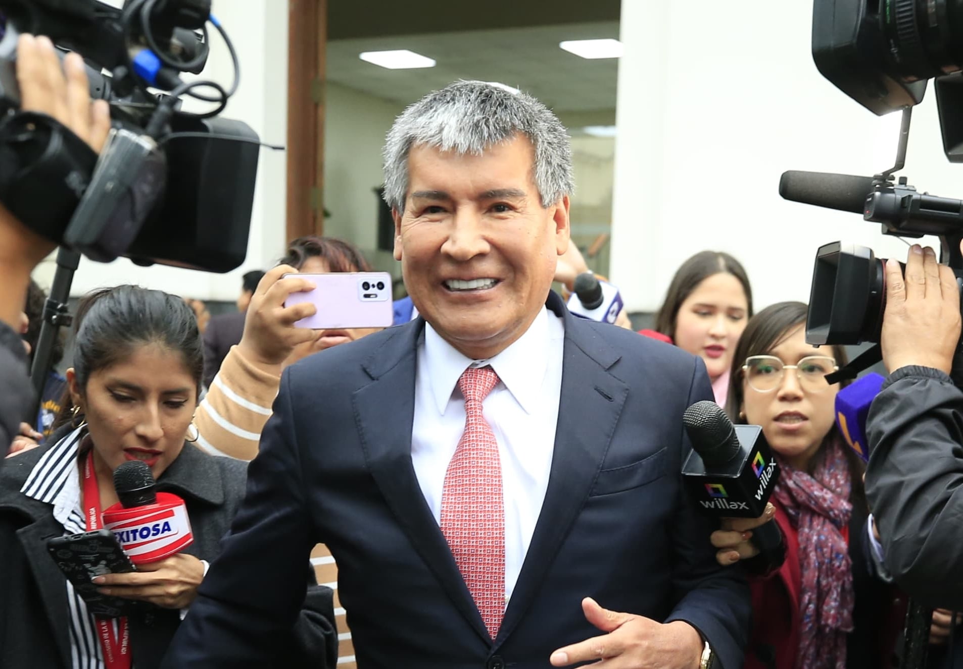 Pepitas: El gobernador regional de Ayacucho visitó a los damnificados del terremoto en Coracora usando un reloj Omega de 150 mil