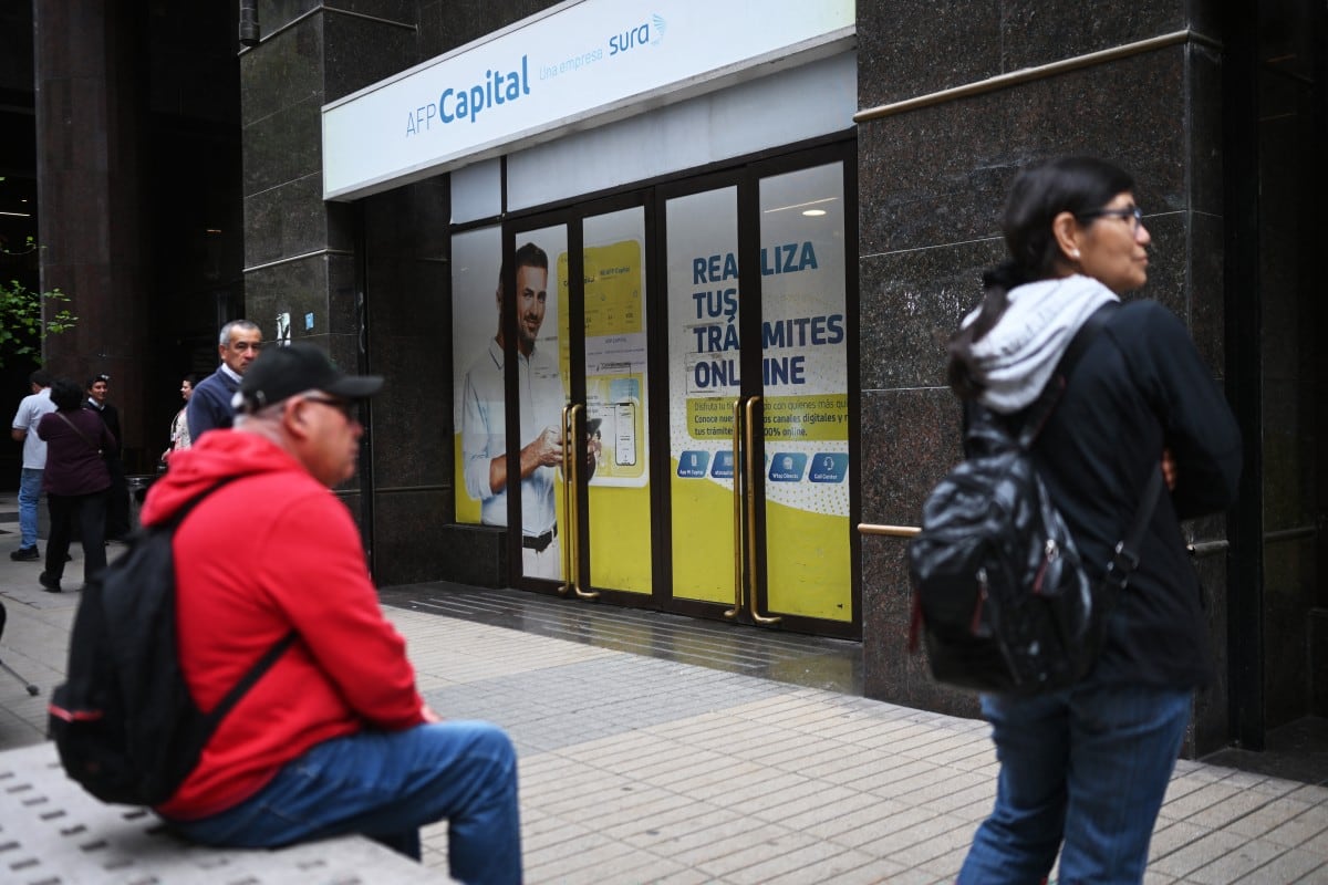“Nos mintieron”: el desplome de los fondos de pensiones agobia a los jubilados en Chile