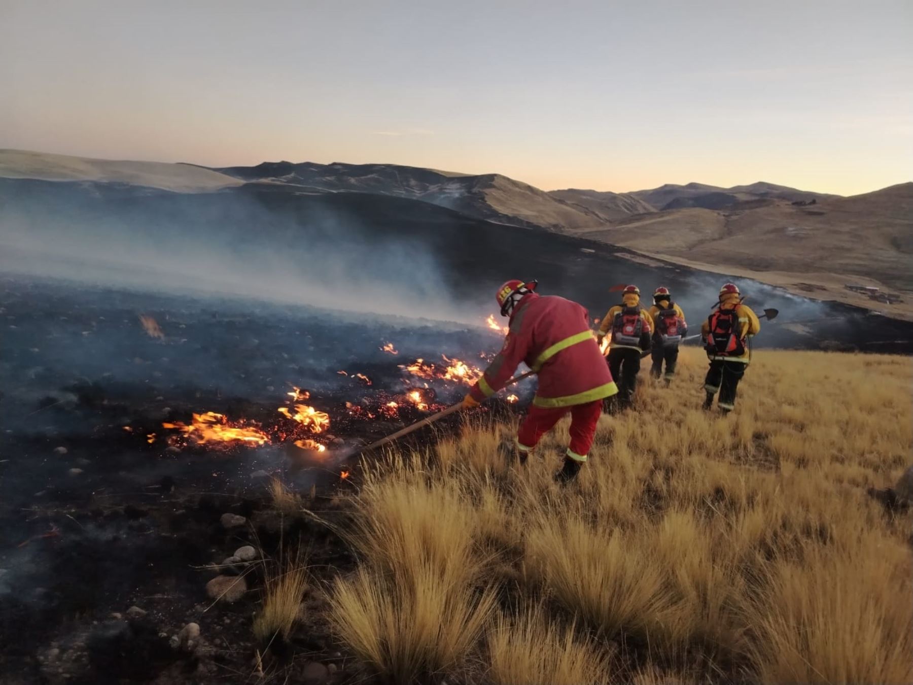 Cusco: dos incendios forestales continúan activos y región reporta 289 siniestros este año