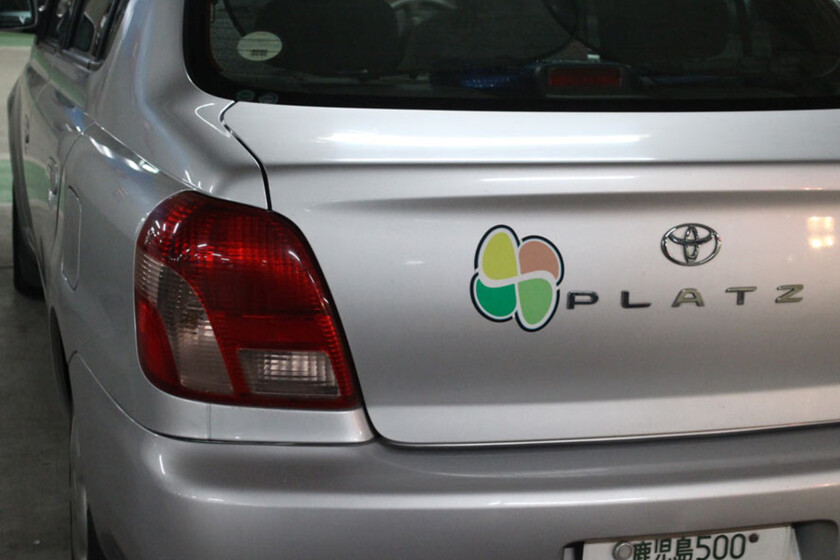 El trébol de cuatro hojas que ves en algunos coches en Japón no es decoración: es obligatorio para las personas mayores