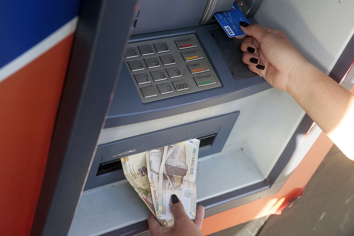 ¿Bancos pueden cobrarle por disponer de efectivo con la tarjeta de crédito? Esto señala la SBS