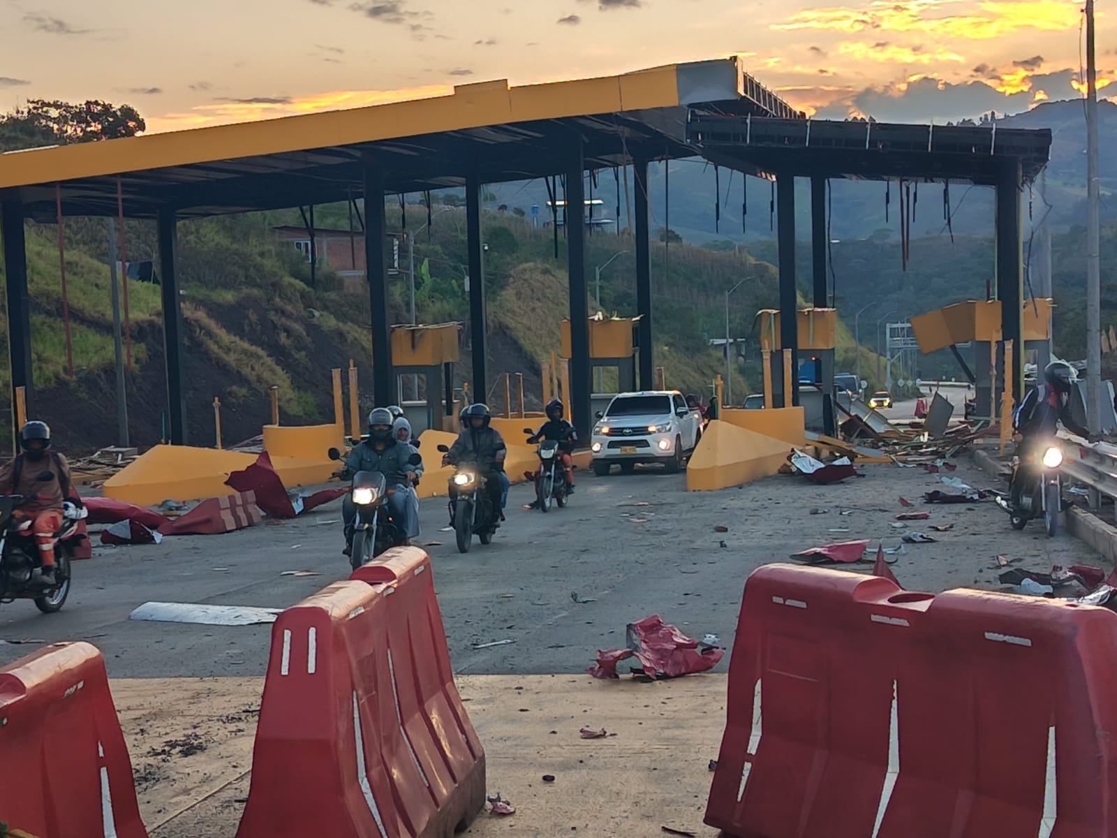 Explotan peaje en Colombia, un día después de la toma de mando de De la Espriella