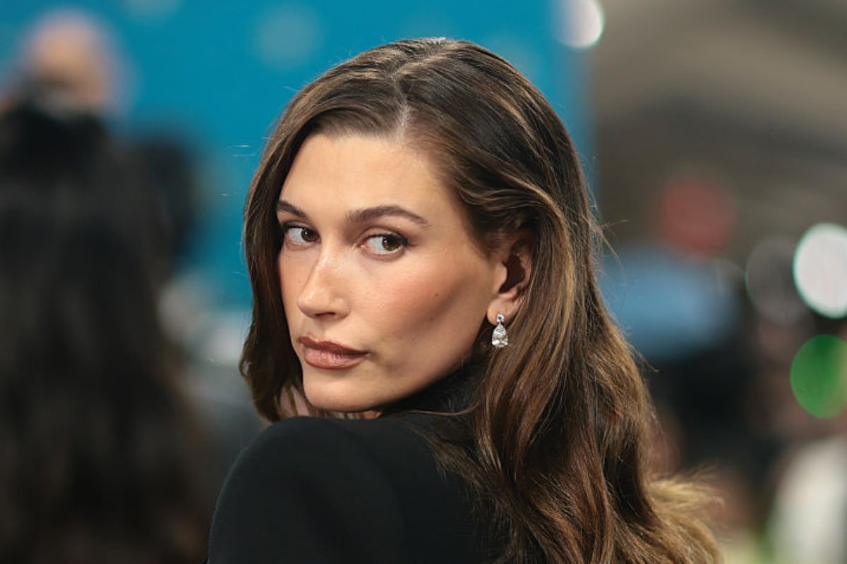 ¿Tienes caída de cabello y quieres tomar biotina como Hailey Bieber? Lo que debes saber antes de comprar vitaminas