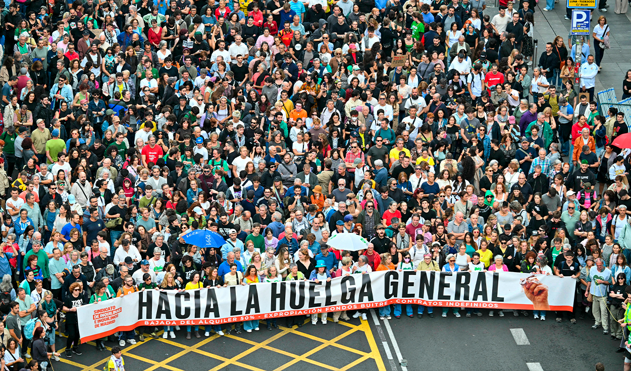 “Hacia la huelga general”: decenas de miles de personas protestan en España y exigen soluciones a la crisis de vivienda